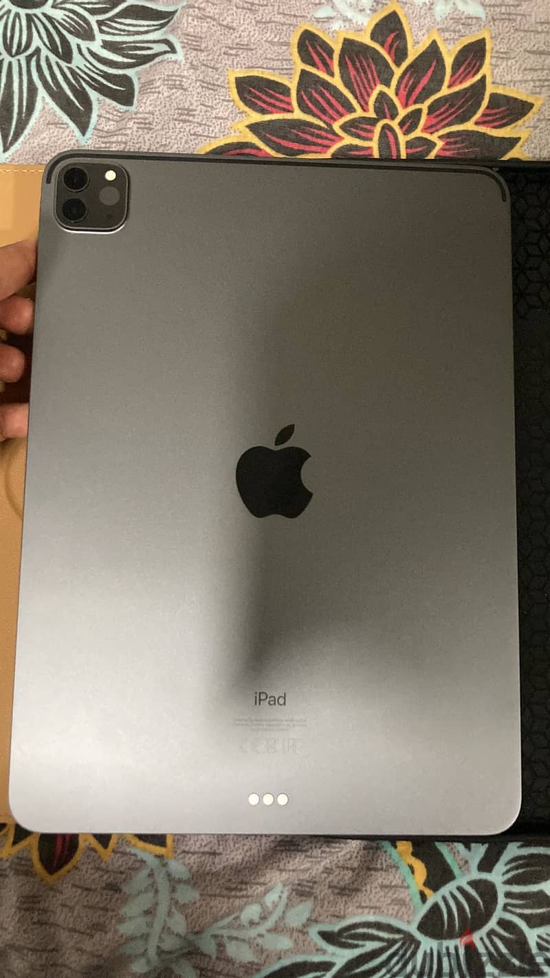 ipad pro 11inch 2nd gen 256gb للبيع ايباد برو مع الكرتون والتشرش الأصل 3