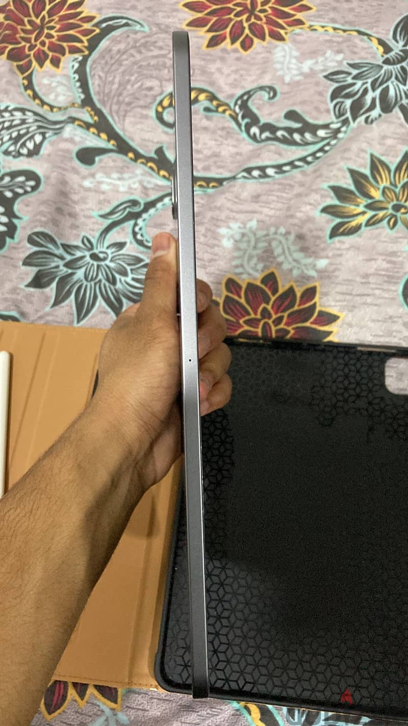 ipad pro 11inch 2nd gen 256gb للبيع ايباد برو مع الكرتون والتشرش الأصل 4