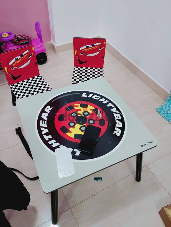 urgent Sale leaving oman kids table with 2 chairs 1