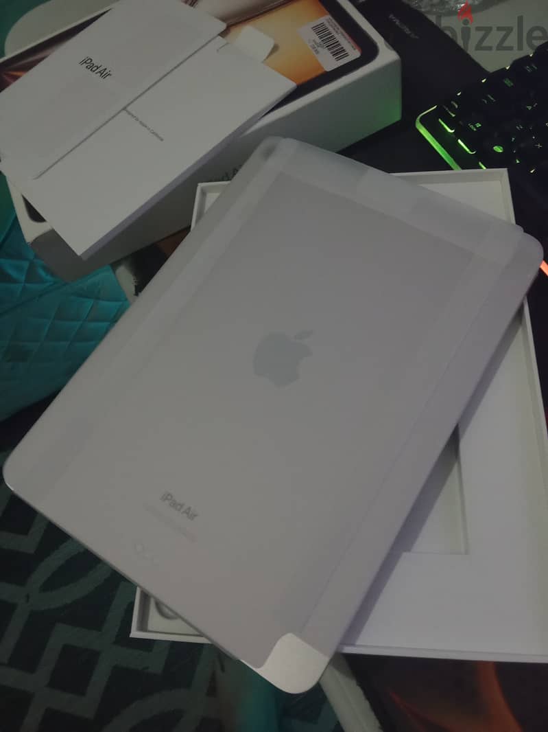 Ipad air 11 starlight 128 gb. . brand new 1