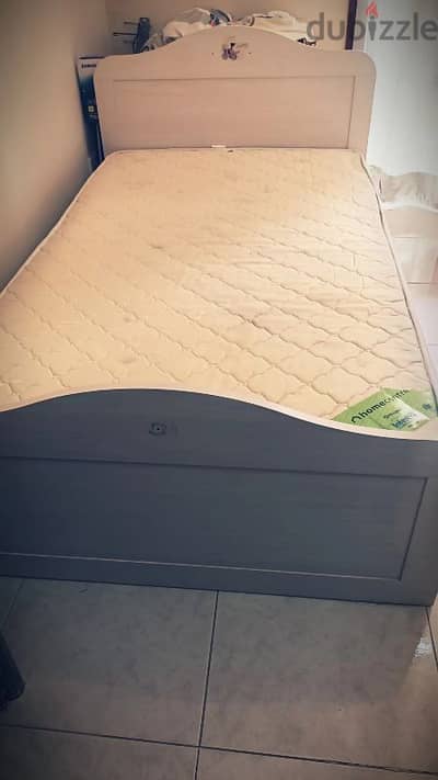 Queen size spring bed with mattress