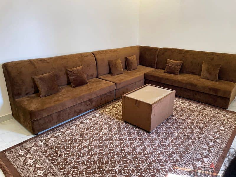 sofa for sale very clean للبيع 1