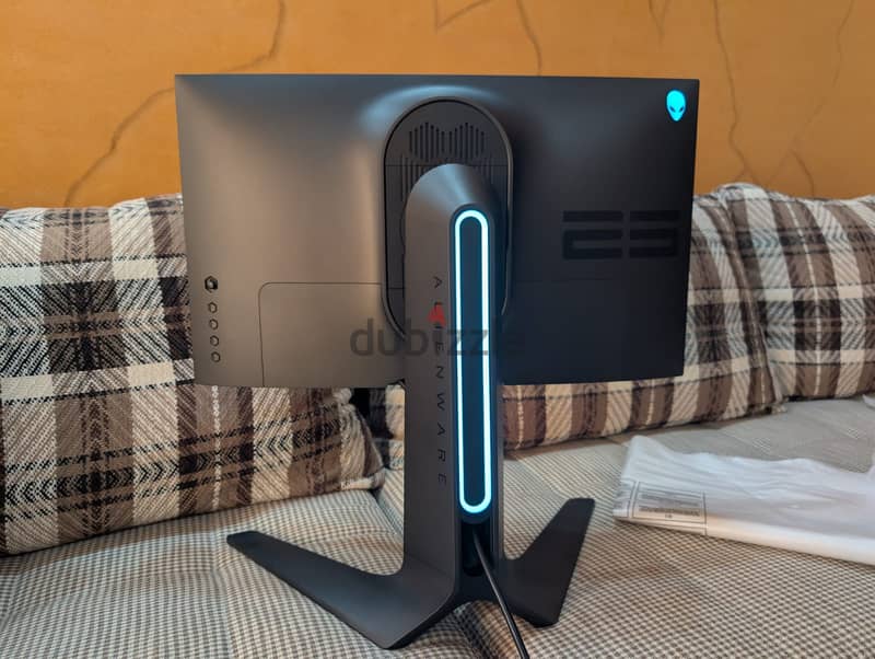 Dell Alienware 25 inch gaming monitor (240 Hrtz) 2