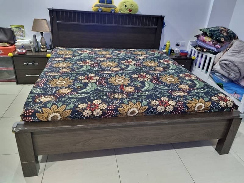 Bed with Mattress in excellent condition 3