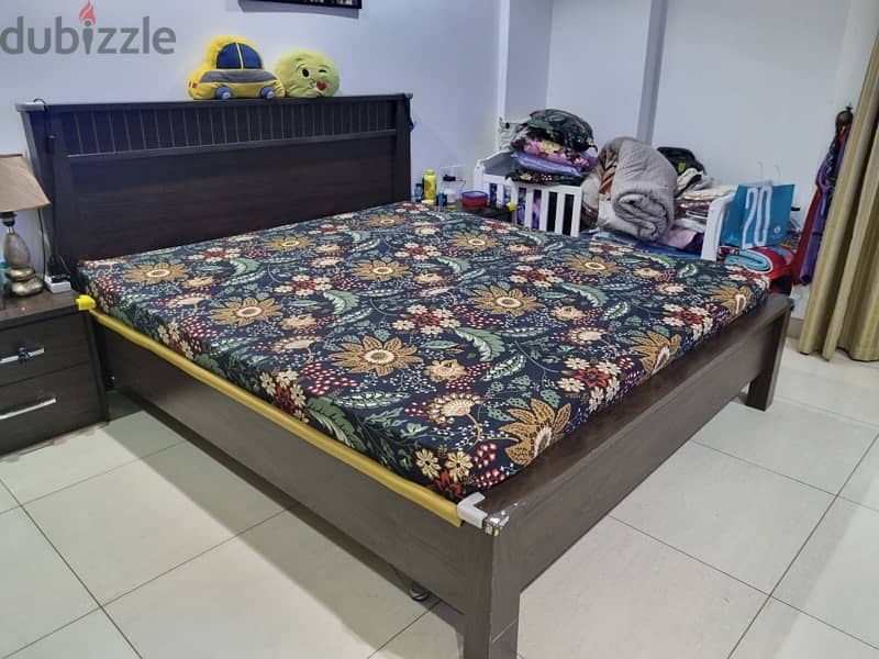 Bed with Mattress in excellent condition 4