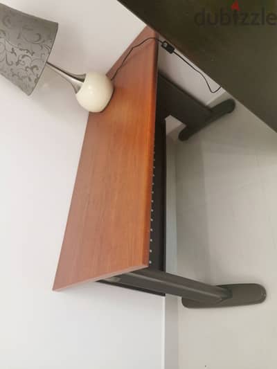 computer table in very good condition 30