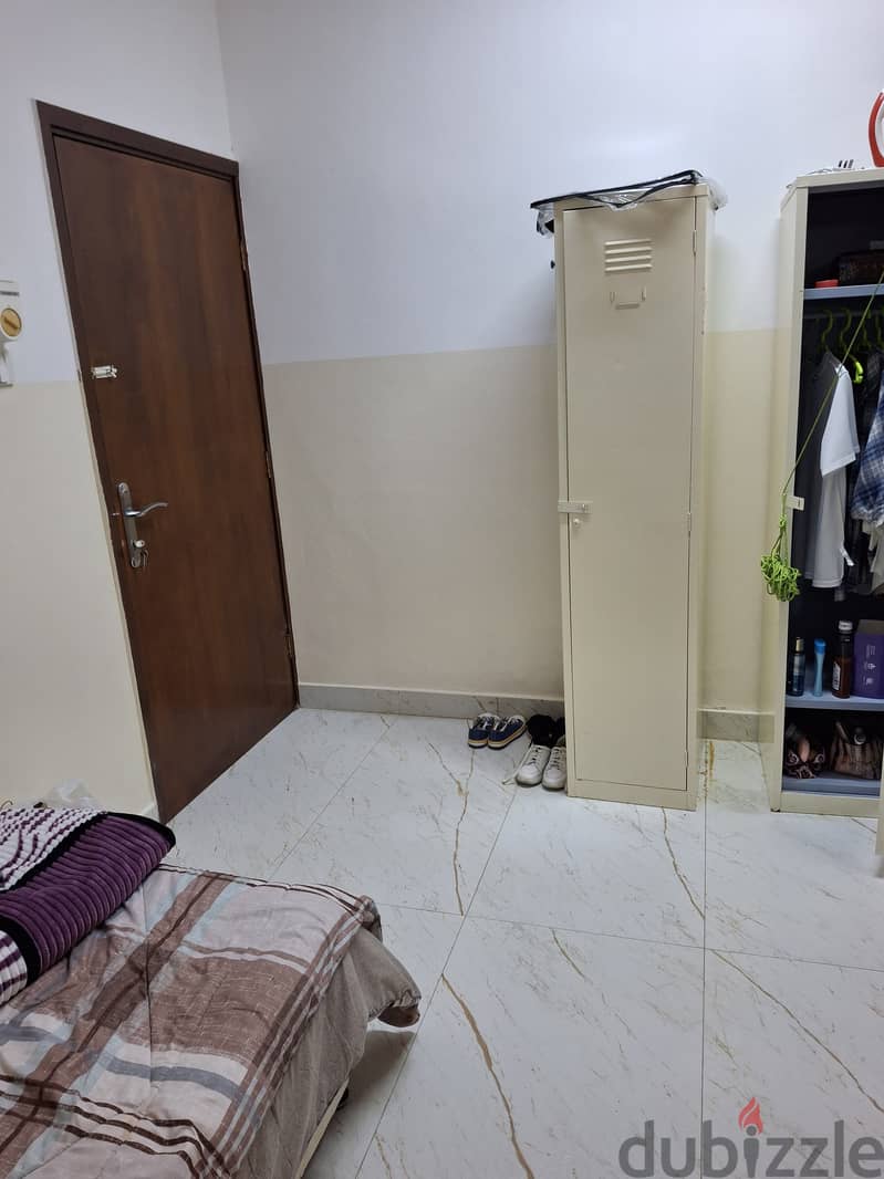 Looking roommate for sharing room 1