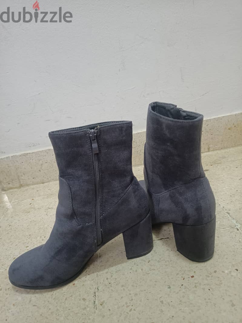 GREY HEEL BOOTS 0