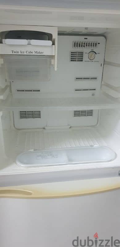 Refrigerator is for urgent sale 1