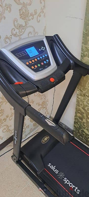 Treadmill with Automatic Inclined Function Like new (can Delivere also