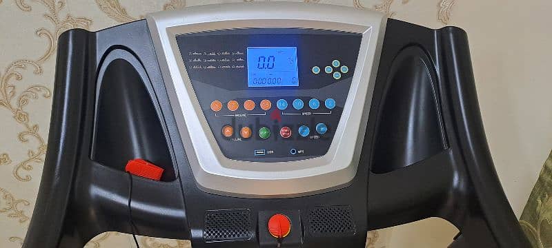 Treadmill with Automatic Inclined Function Like new,can Delivere also 3