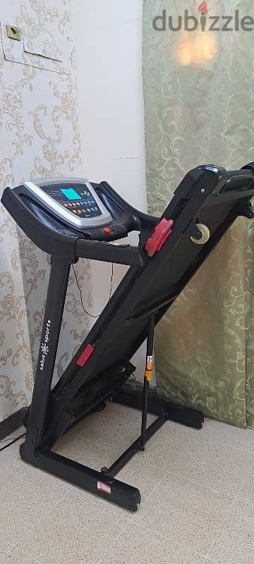 Treadmill with Automatic Inclined Function Like new,can Delivere also 12