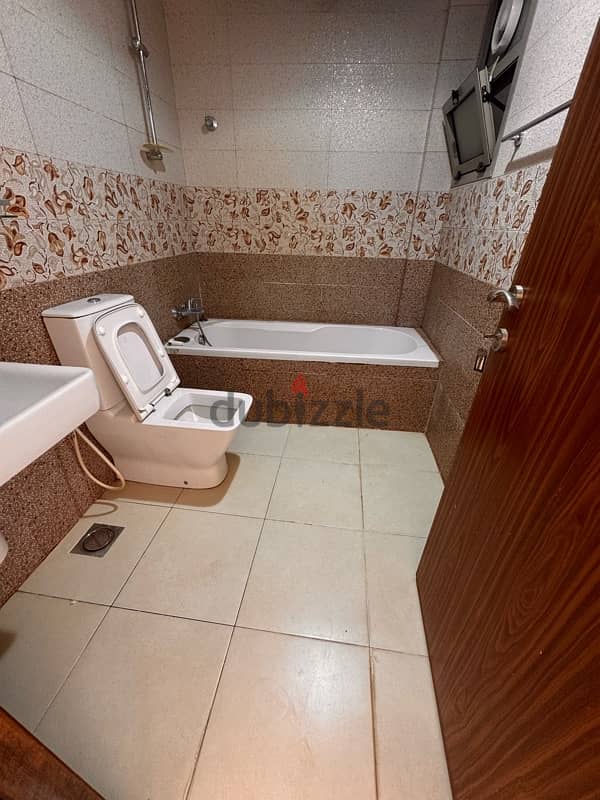 Spacious  2 Bedroom flat Mutrah KFC building 4