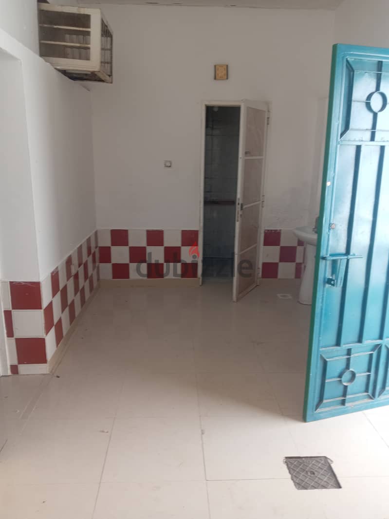 room for rent for small family in matrah near of fish market in 3