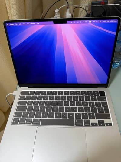 Under Warrenty Macbook Air 13.6" / 8GB / 256GB/M3. Silver Color.