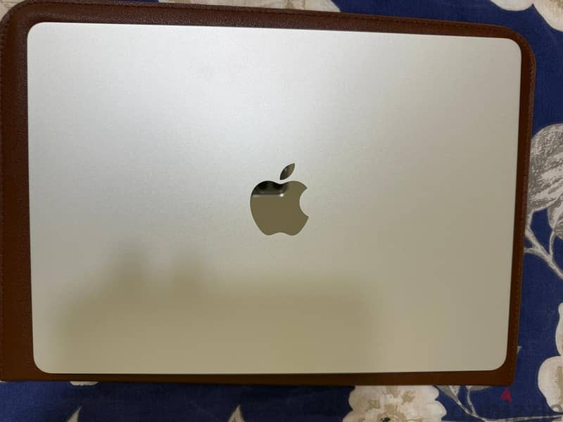 Under Warrenty Macbook Air 13.6" / 8GB / 256GB/M3. Silver Color. 1