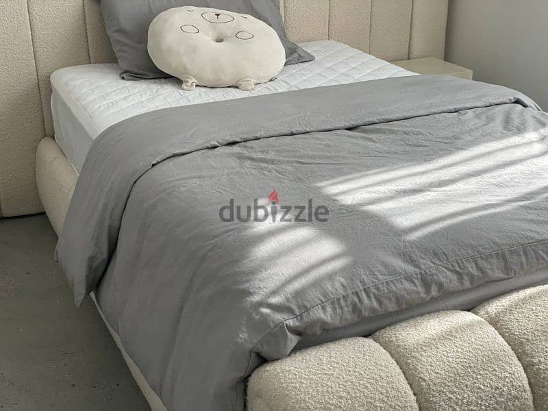 bed fabrics frame سرير قماشي مستخدم استخدام بسيط وبحالة ممتازة 1