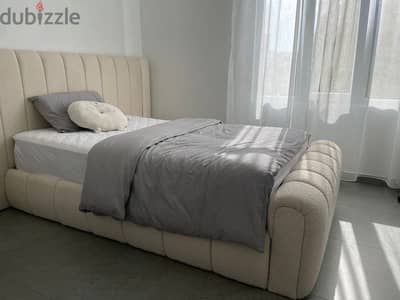 bed fabrics frame سرير قماشي مستخدم استخدام بسيط وبحالة ممتازة