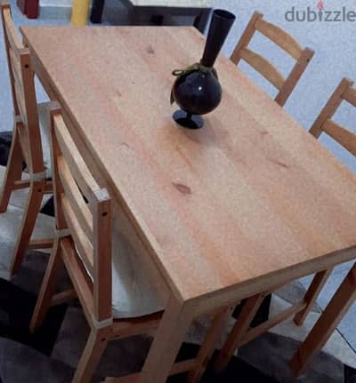 . طاولة  سفرة  مع اربع كراسي  . dining table with 4 chairs