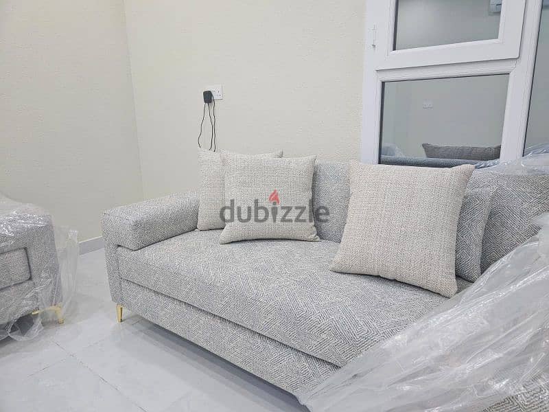 Sofa in good condition- كنبة بتصميم عصري 1