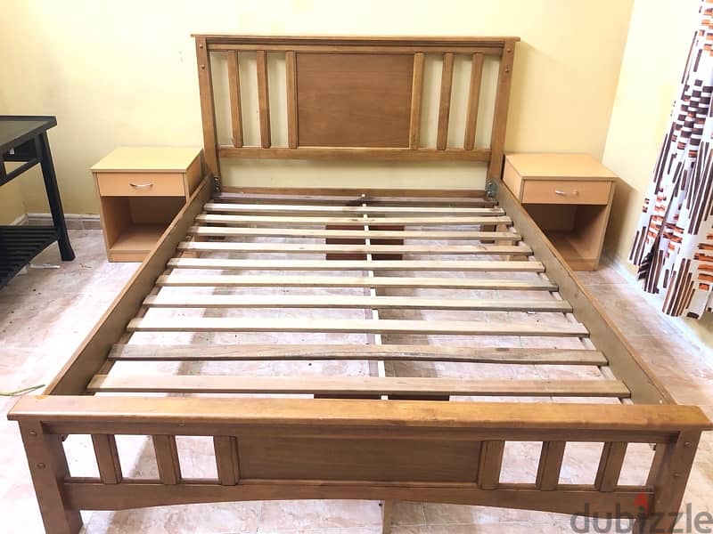 queen size bed with 2 side table 1