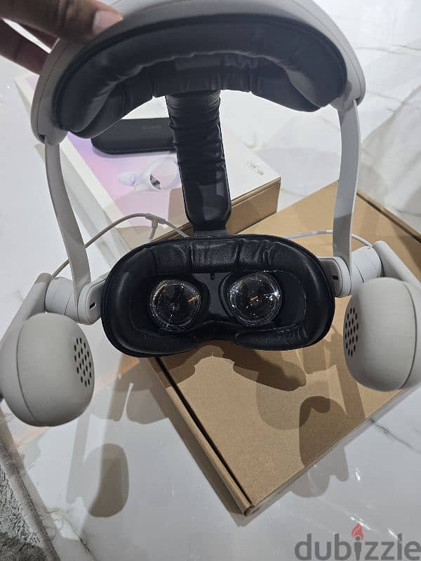 Meta Quest 2 VR + kiwi headstrap  + controller grips + interface 4