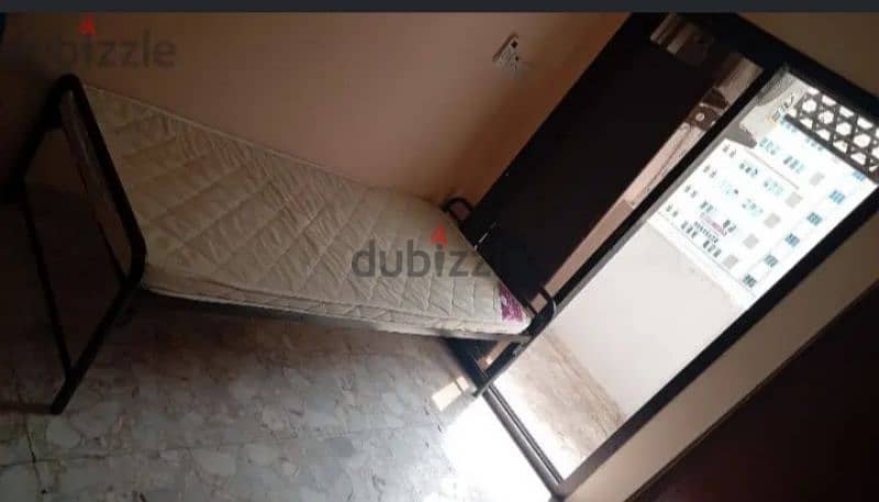 BEDSPACE AVAILABLE FOR LADY. 2