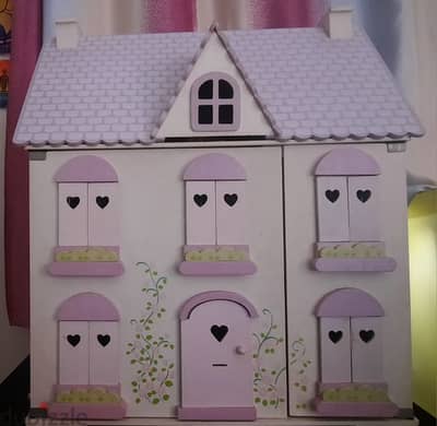 Doll house in excellent condition.