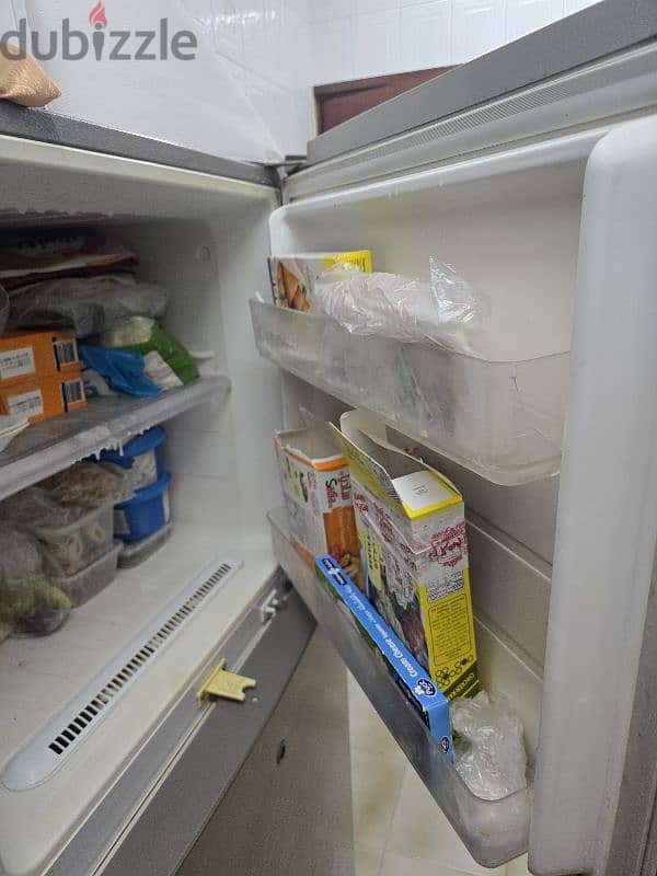 I'm selling my Samsung refrigerator in good and working condition 4