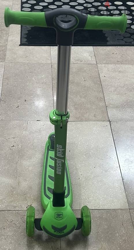 Skid Fusion kids scooter - Sparingly used 1