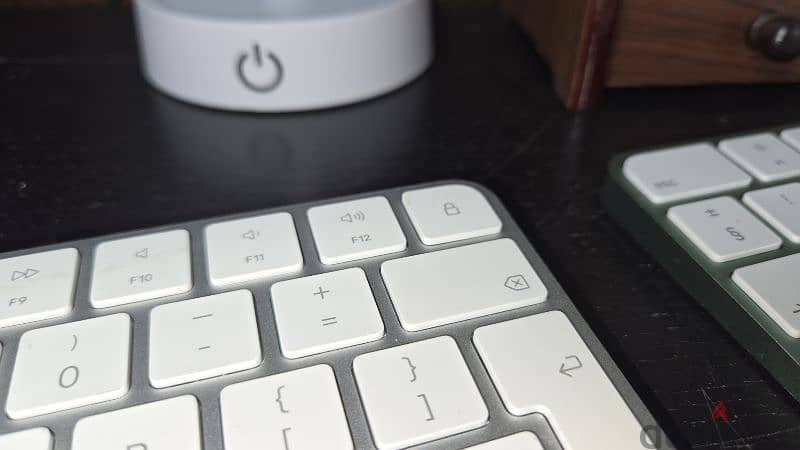 (New & Use)Apple Magic Keyboard with and without (Touch-ID) & (Numpad) 2