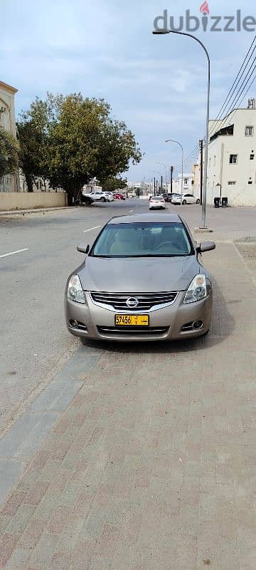 Nissan Altima 2012 excellent car for sale.