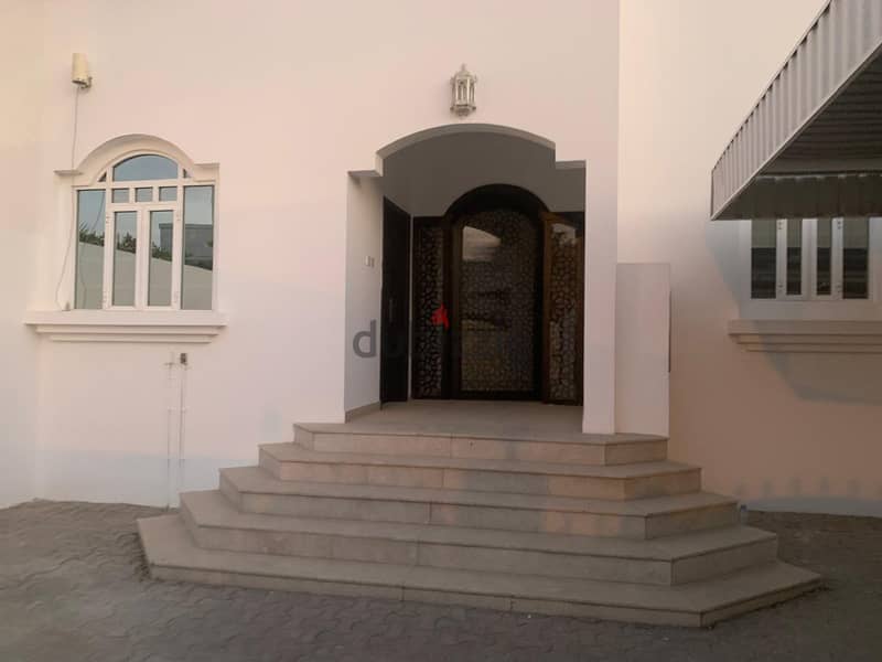 4 BHK villa for rent behind kfc alkhoud 18