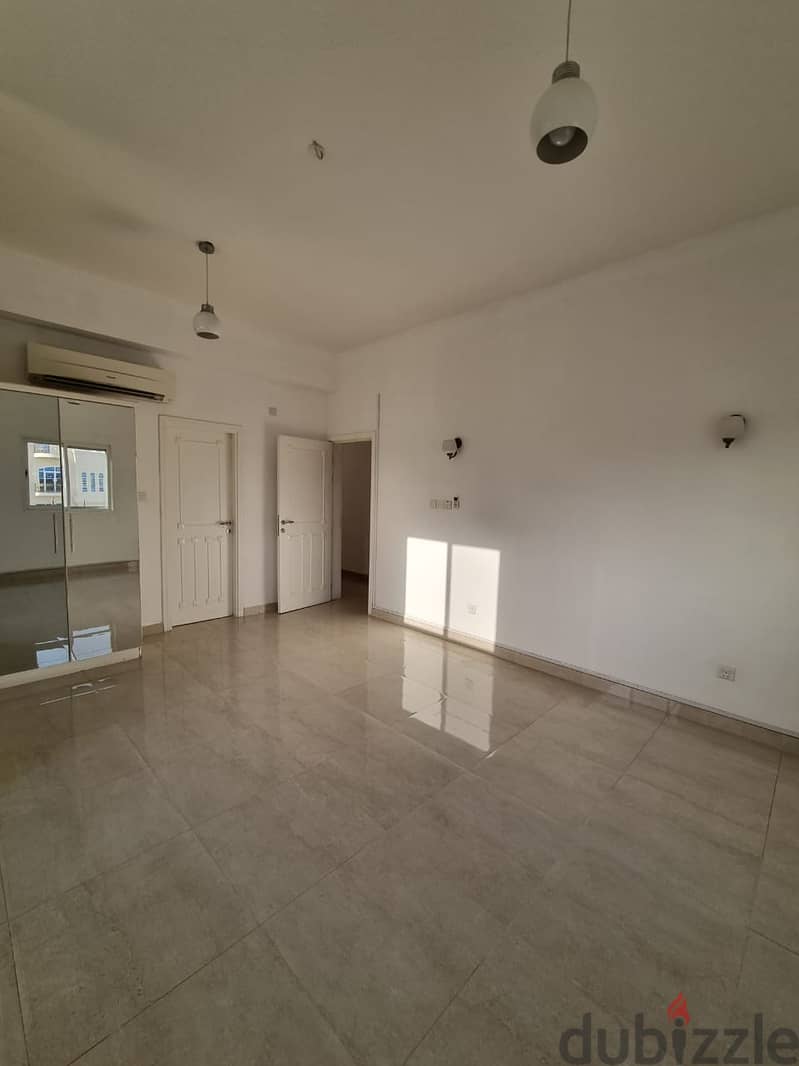 villa for rent in good area located al seeb sur alhadid 3