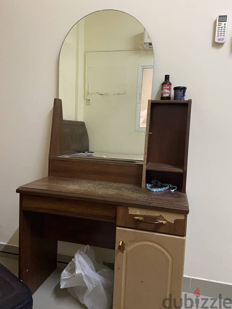 Used dressing table 0