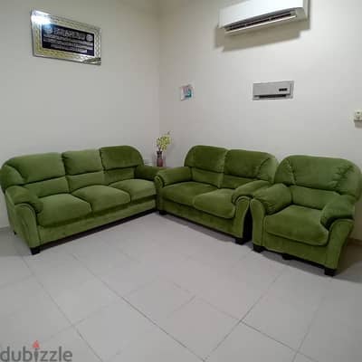 , "Comfortable 6-Seater Sofa Set in Excellent Condition"