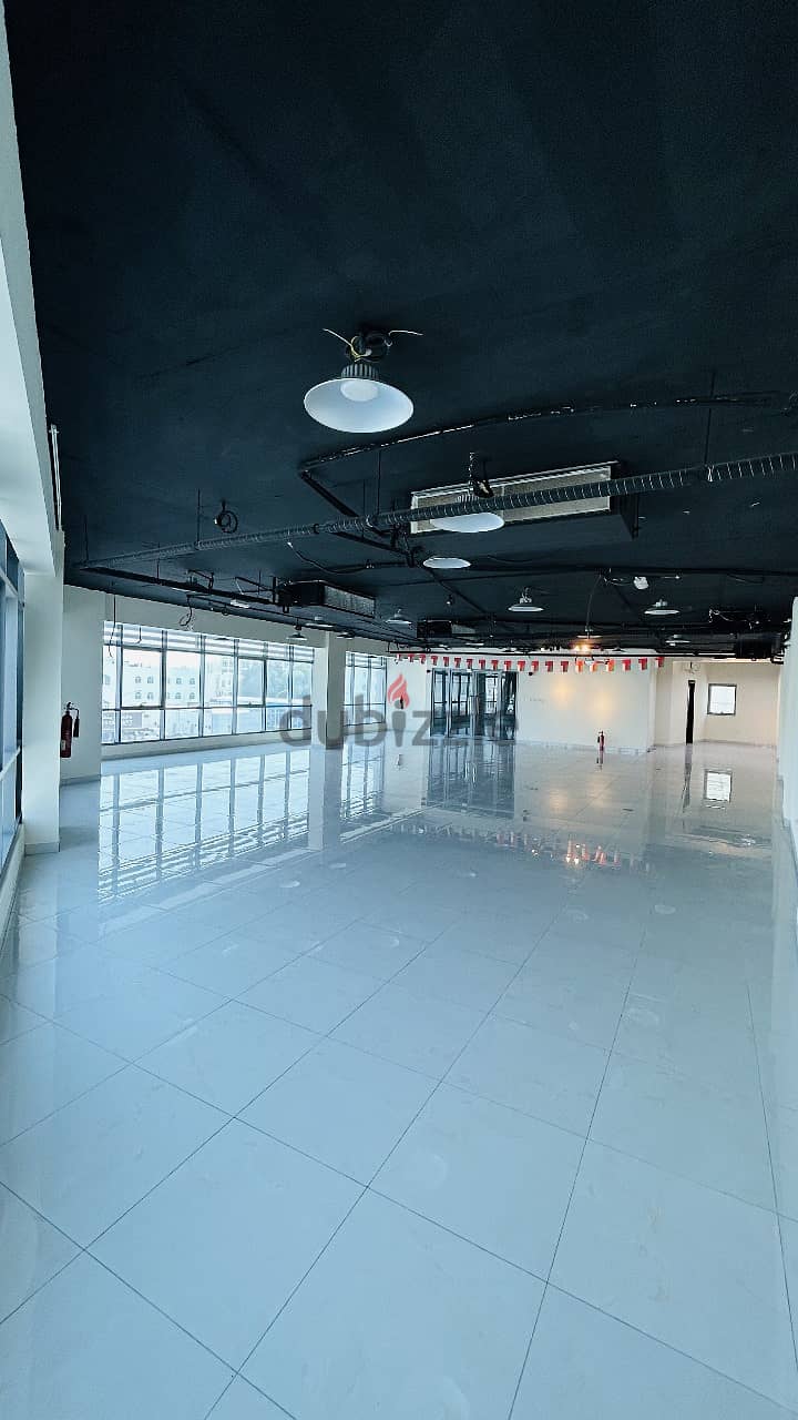 Specious commercial space for rent - مساحة تجارية للايجار في ١٨ نوفمبر 9