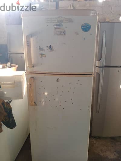 Whirlpool Medium Size Fridge for Sale – Excellent Condition!