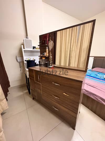 Dressing table good condition with mirror