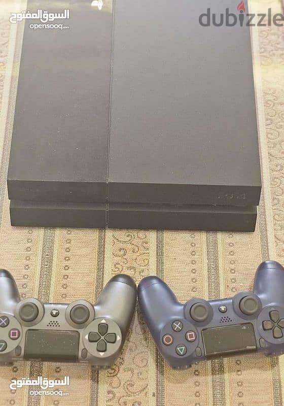 ps4  نظيف بدون مشاكل وعيوب مع جهازين ولعبة 1