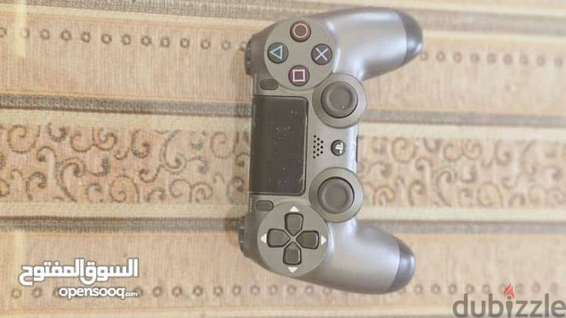 ps4  نظيف بدون مشاكل وعيوب مع جهازين ولعبة 2