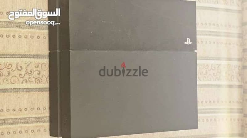 ps4  نظيف بدون مشاكل وعيوب مع جهازين ولعبة 4