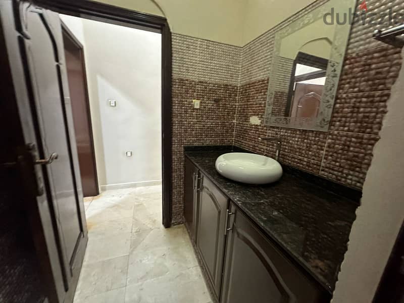 ‎ Golden opportunity to rent large apartment in a distinguished, quiet 15