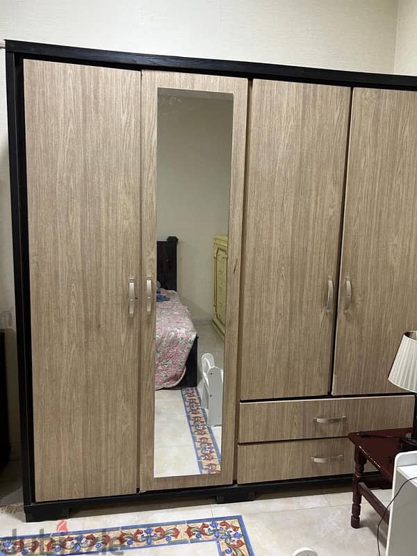 4 door cupboard in good condition 1