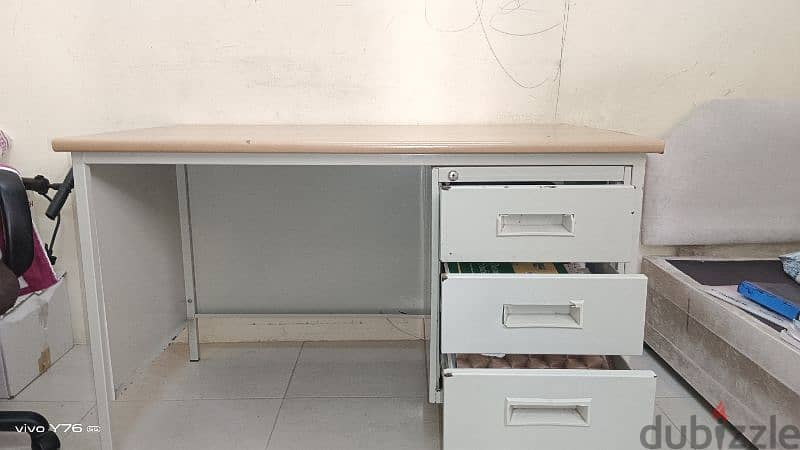 study table . last price 15 ro 2