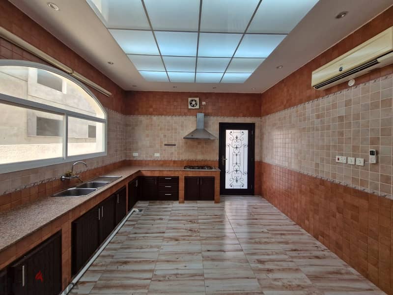 6 BR Spacious Villa for Rent – Mawaleh, Near Al Mouj 5