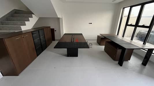 كراسي وطالولات مكاتب للبيع بسعر جداً ممتاز  ‏Sale office Tables