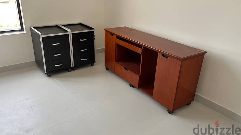 كراسي وطالولات مكاتب للبيع بسعر جداً ممتاز  ‏Sale office Tables 6