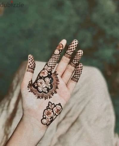 Henna Artist or Mehndi Artist   فنانة الحناء