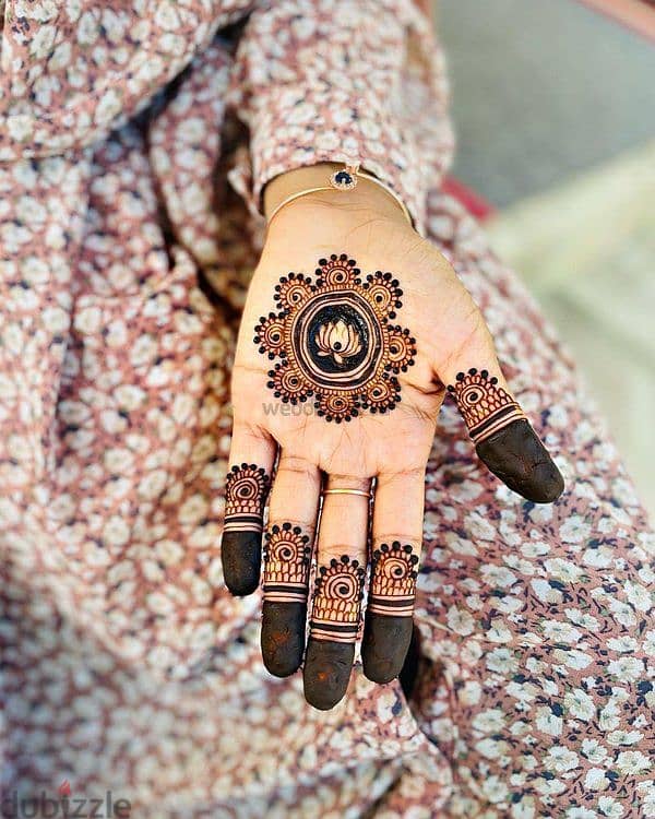 Henna Artist or Mehndi Artist   فنانة الحناء 1